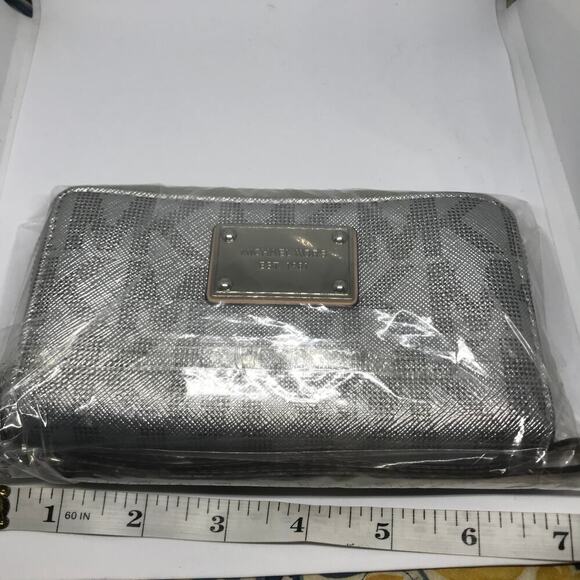 Michael Kors MK Monogram Signature Jet Silver Zip-Around Set Wristlet/Wallet - Picture 7 of 9